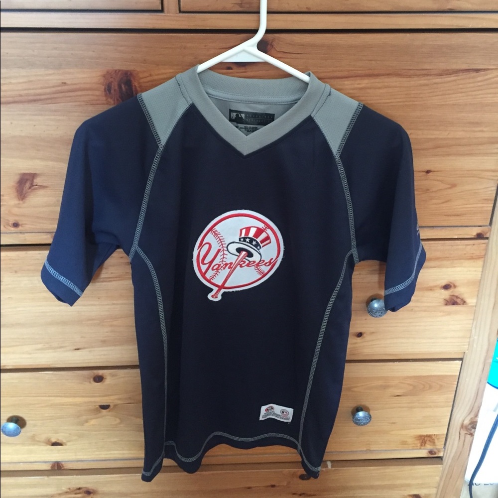 Youth Size NYYankees shirt